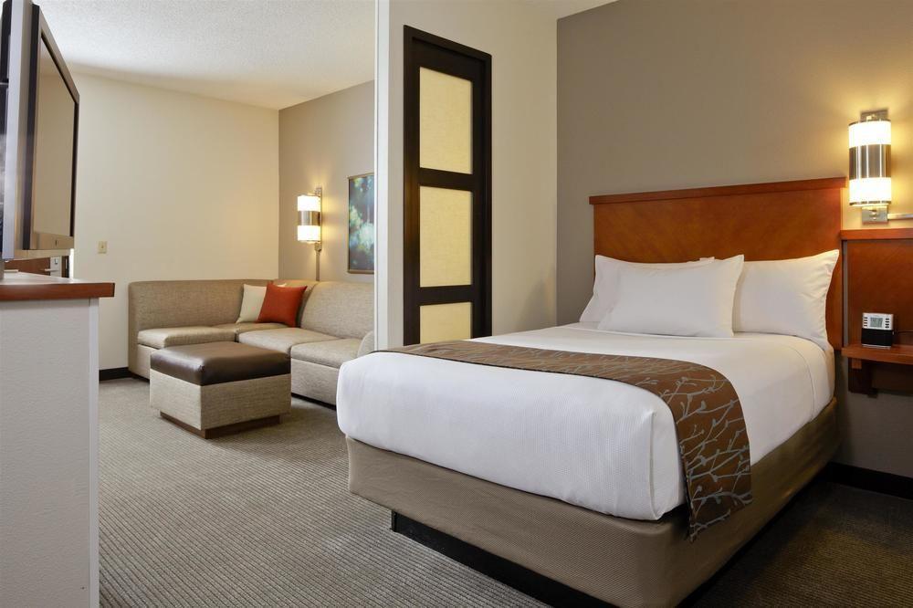 Hyatt Place Detroit/Livonia Bagian luar foto